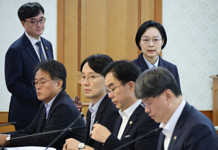 한성숙 국무총리가 10일 서울 종로구 정부서울청사에서 열린 비상경제점검회의에 입장하고 있다. 연합뉴스