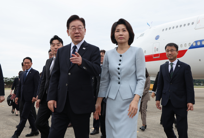 프랑스 국빈 방문 일정을 마치고 귀국한 이재명 대통령과 김혜경 여사가 10일 성남 서울공항에서 이동하고 있다. 연합뉴스