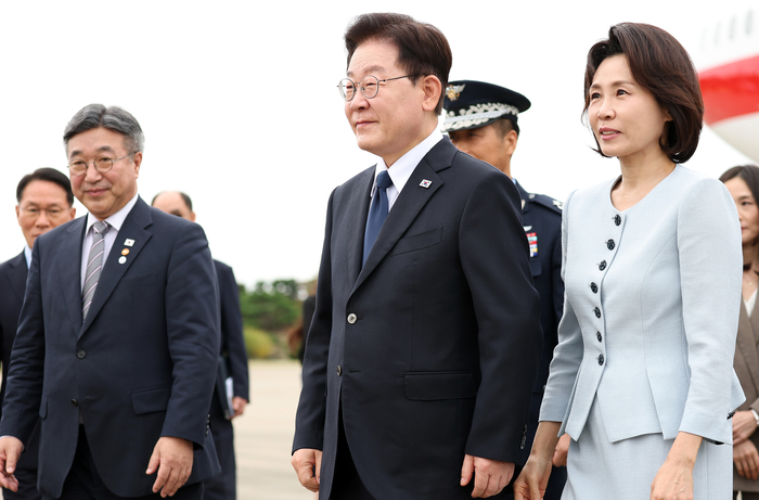 프랑스 국빈 방문 일정을 마치고 귀국한 이재명 대통령과 김혜경 여사가 10일 성남 서울공항에서 이동하고 있다. 2026.9.10 연합뉴스