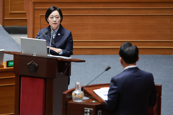 한성숙 국무총리가 10일 국회에서 열린 제439차 정기회 6차 본회의 외교ㆍ통일ㆍ안보 분야 대정부질문에서 더불어민주당 이광재 의원 질문에 답하고 있다. 2026.9.10 연합뉴스