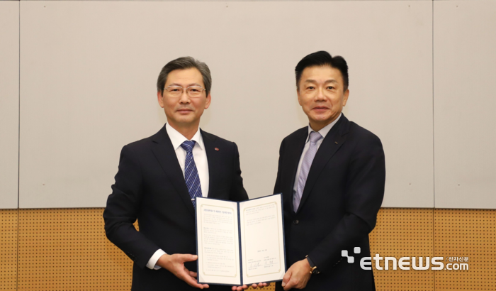 김태균 한국전력기술 사장(왼쪽)과 송치영 포스코이앤씨 사장이 업무협약을 맺고 기념촬영하고 있다.