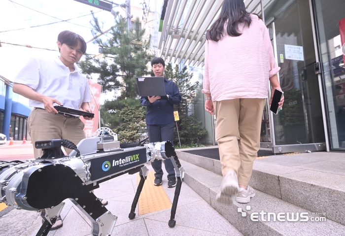 [포토] AI 영상분석 접목한 자율주행 순찰로봇