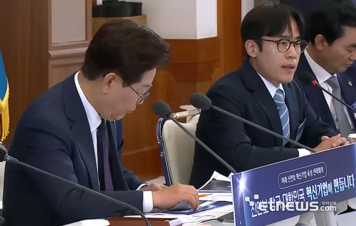 지난 6월 청와대 '미래 신안보 혁신기업 육성 전략회의'에서 윤성호 마키나락스 대표(오른쪽)가 발언하고 있다. 왼쪽은 이재명 대통령.