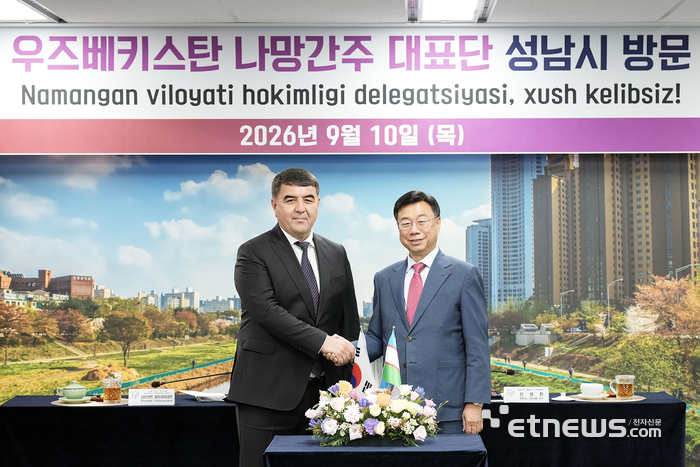 신상진 성남시장(오른쪽)이 10일 시를 방문한 우즈베키스탄 나망간주의 샤브카트 압두라자코프 주지사를 만나 악수하고 있다. 성남시 제공.