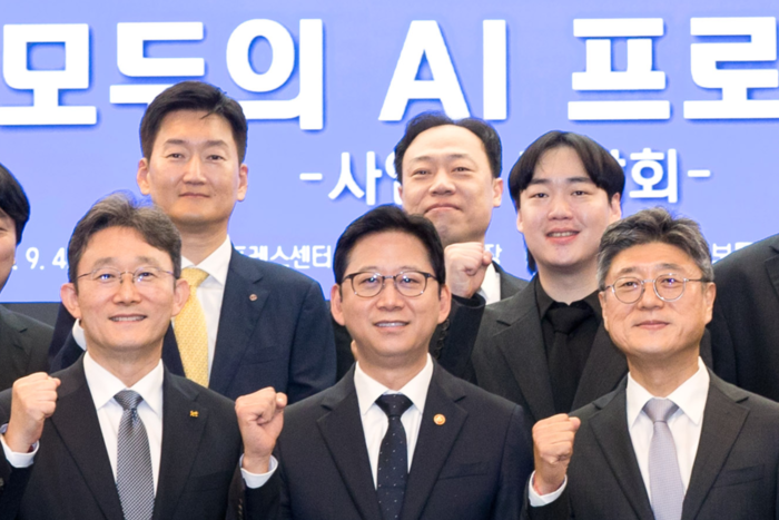 김진우 라이너 대표(뒷줄 오른쪽)가 '모두의 AI' 프로젝트 사업자 간담회에서 정재헌 SK텔레콤 대표(앞줄 오른쪽), 배경훈 부총리 겸 과학기술정보통신부 장관(앞줄 가운데) 등과 사진촬영하고 있다. ⓒ과기정통부