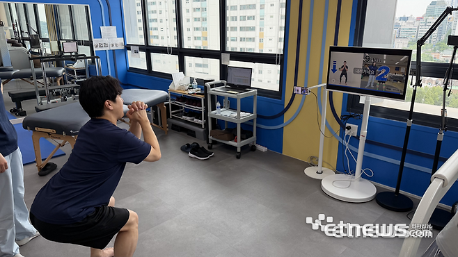 기자가 무릎 골관절염 디지털 치료제 '액티메디 니프레시'를 체험해봤다. 정확한 스쿼트 자세에 도달하기 전까지 화면에는 '내려가세요'라는 문구가 사라지지 않았다.