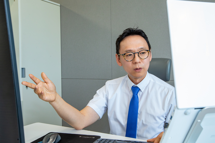 이진형 KT AX사업본부장 상무가 '이음인사이드' 중심의 KT컨소시엄 '모두의 AI' 사업 전략을 소개하고 있다.