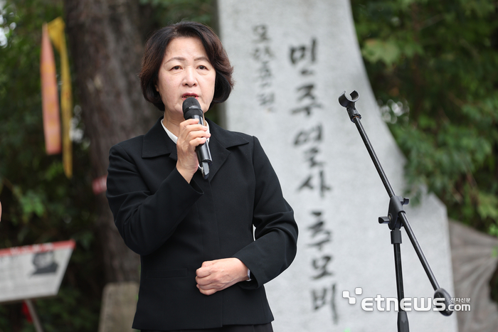 추미애 경기지사가 12일 남양주시 모란공원 민주열사묘역에서 열린 '2026년 경기도 민주화운동희생자 추모제'에 참석해 인사말을 하고 있다. 경기도 제공.