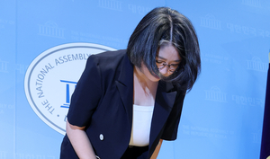 용혜인 성평등가족부 장관 후보자가 13일 국회 소통관에서 후보직 자진 사퇴 기자회견을 마친 뒤 고개 숙여 인사하고 있다. 〈연합뉴스〉