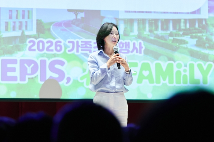 김경아 삼성바이오에피스 사장이 12일 가족초청행사에 참여한 임직원과 가족에게 환영사를 전하고 있다. (사진=삼성바이오에피스)