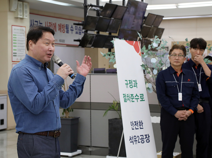 최태원 SK그룹 회장이 지난 10일 울산 남구 SK이노베이션 울산CLX 현장경영(MBWA)에서 구성원들을 격려하고 있다. SK이노베이션 제공