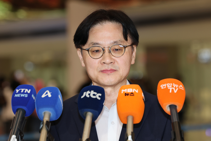 대미투자협상 마무리차 방미했던 김정관 산업통상부 장관이 13일 인천국제공항 제2여객터미널을 통해 입국, 취재진 질문을 듣고 있다. 연합뉴스