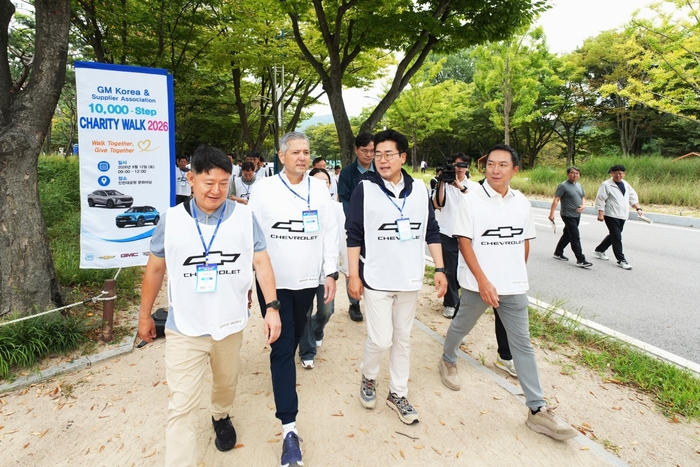 한국GM·협신회, 함께 걸은 1만 보로 인천지역 5개 복지기관에 기부금 전달