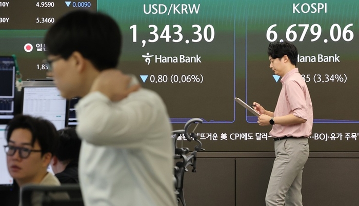 14일 서울 중구 하나은행 본점 딜링룸에서 직원들이 업무를 보고 있다. 사진=연합뉴스