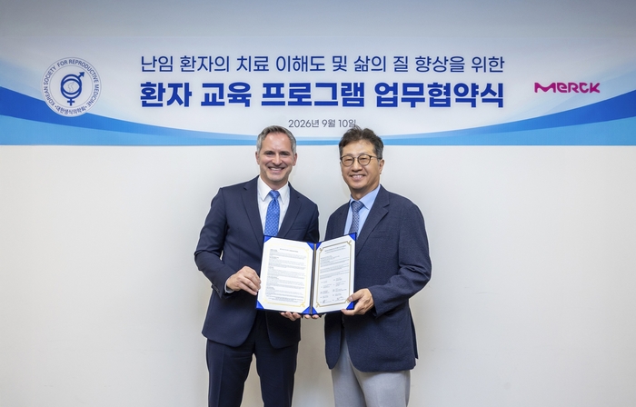 한국머크 헬스케어 크리스토프 하만 대표(왼쪽)와 대한생식의학회 황경주 회장이 14일 난임 환자 교육 및 소통 강화를 위한 업무협약(MOU)을 체결했다. (사진=한국머크 헬스케어)