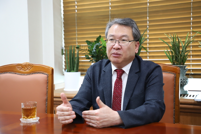 권이균 한국지질자원연구원 원장(사진)은 최근 '국가기본지질도' 완간 성과를 두고, 마침표가 아닌 새로운 출발점이라고 역설했다.
