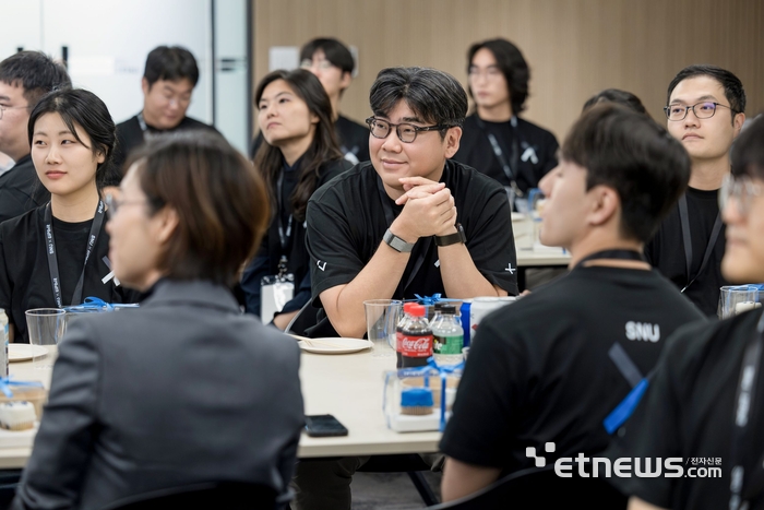 송치형 두나무 회장이 'SNU x UPbit Startup Studio' 참가 창업자의 발표를 듣고 있다.
