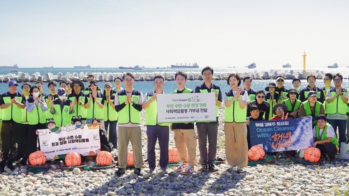 11일 부산시 영도구 일대에서 진행된 '애큐온 그린 온(Green On)! 부산 수변·수중 환경 정화 사회책임활동'에서 (왼쪽부터)길광하 애큐온캐피탈 사회책임운영위원장, 백승규 Commercial금융 부문장, 김준혁 서울시사회복지협의회 실장, 김기연 애큐온저축은행 위험관리책임자, 강신자 사회책임운영위원장이 기념촬영을 하고 있다.(사진=애큐온캐피탈·저축은행)