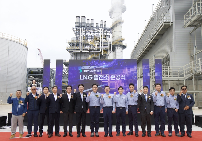 충남 서산시에 위치한 HD현대이앤에프 LNG 열병합발전소 준공식에 참여한 임직원들이 14일 기념 사진을 촬영하고 있다. (왼쪽 일곱 번째부터 정임주 HD현대오일뱅크 부사장, 송명준 HD현대오일뱅크 사장, 오른쪽 세 번째 김명현 HD현대이앤에프 대표) HD현대오일뱅크 제공