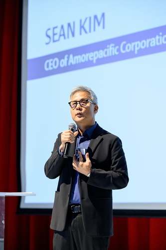 김승환 아모레퍼시픽 대표이사가 지난 11일 서울 용산 본사에서 열린 '2026 인베스터 데이'에서 헤어케어 브랜드 글로벌 성장 전략을 발표하고 있다.