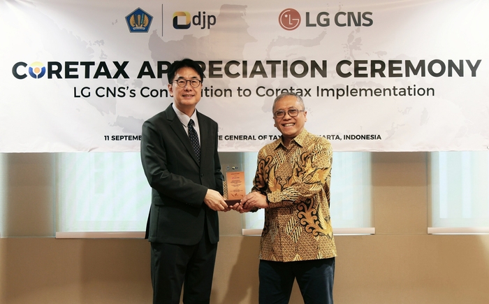 김홍근 LG CNS 디지털비즈니스사업부장(부사장)(왼쪽)과 이완 드주니아르디 인도네시아 재무부장관 특별보좌관이 감사패 수여식에서 기념사진을 촬영하고 있다.