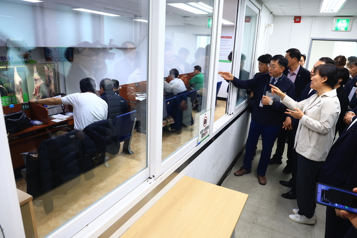 송미령 농림축산식품부 장관이 14일 충북 음성군 농협 축산물공판장을 찾아 추석 성수기 소·돼지 등 축산물 수급과 도축 상황을 점검하고 있다. (사진=농림축산식품부)