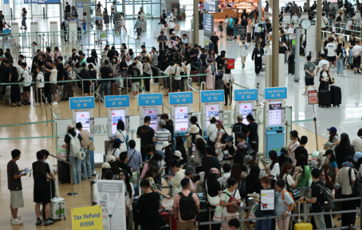 인천국제공항 제1터미널 출국장이 휴가철을 맞아 이용객들로 북적이고 있다. 사진=연합뉴스