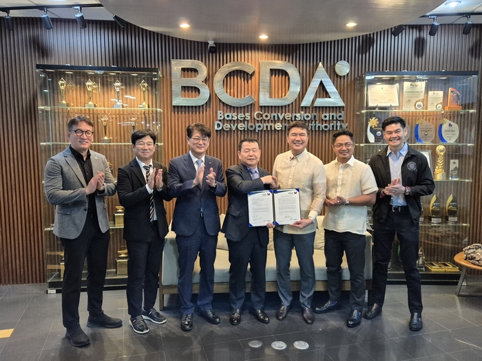 윤석대 한국수자원공사 사장(왼쪽 네 번째))이 조슈아 빙캉 필리핀 BCDA 청장(왼쪽 다섯 번째)과 14일(현지시간) 필리핀 기지전환개발청(BCDA)에서 열린 뉴클락시티 물 인프라 사업 우선협상대상자(OPS) 지위 수여식에서 기념사진을 촬영하고 있다.