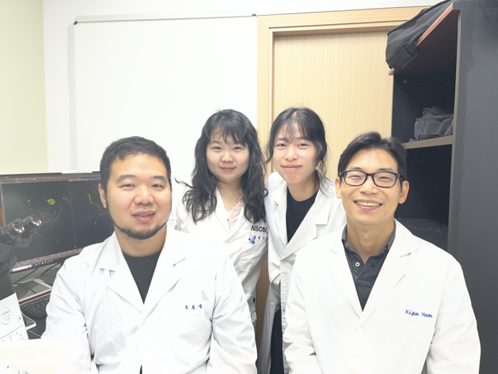이번 성과를 낸 연구진. 좌측부터 생명과학과 구본상, 황희선, 박민영 학생 및 윤기준 교수.