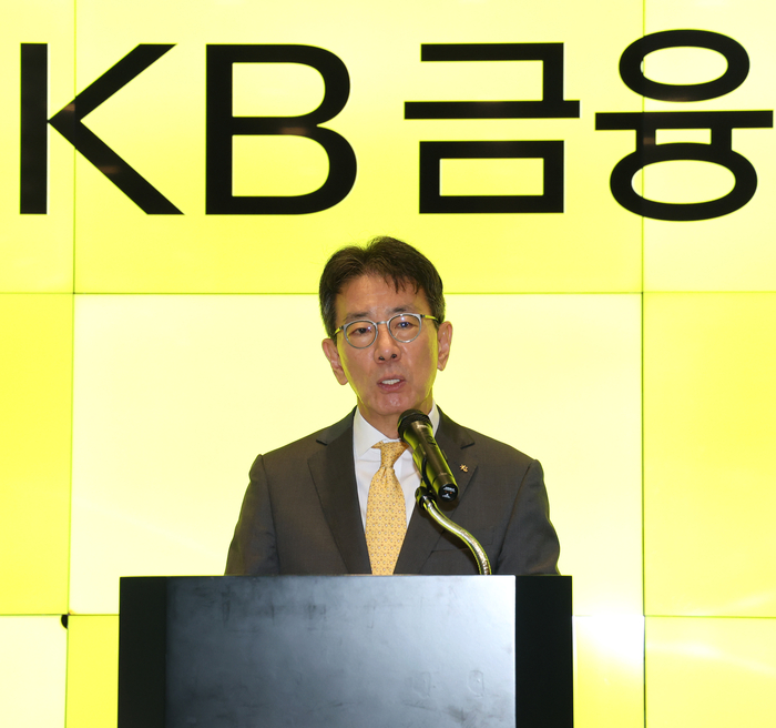 KB금융지주 차기 회장으로 내정된 이재근 부문장이 14일 서울 여의도 KB금융 신관 로비에서 소감을 밝히고 있다. [사진= 연합뉴스 제공]