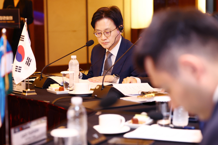 김정관 산업통상부 장관이 14일 오전 서울 중구 웨스틴 조선 호텔에서 열린 '제1차 한·중아시아 산업장관회의'에서 자료를 살펴보고 있다. 연합뉴스