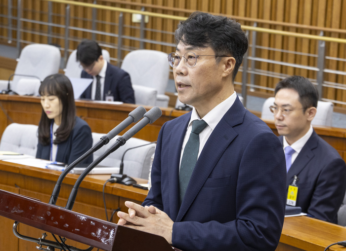 김성수 대법과 후보자가 14일 국회에서 열린 대법관 임명 동의에 관한 인사청문특별위원회에 출석해 선서를 마친 뒤 인사말을 하고 있다. 연합뉴스