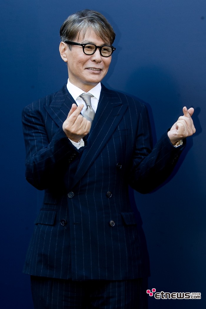 [ET포토] 윤상, '수줍게 하트'