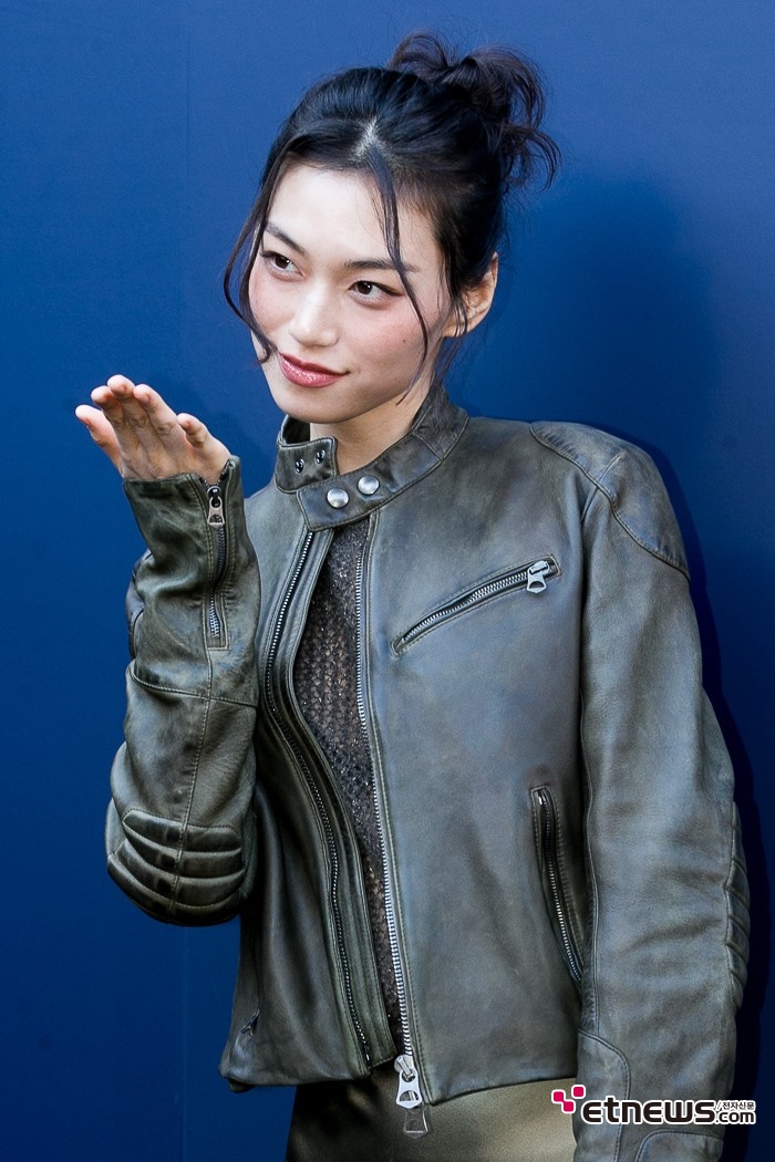 [ET포토] 김도연, '가을 바람에 날리는 손 키스'
