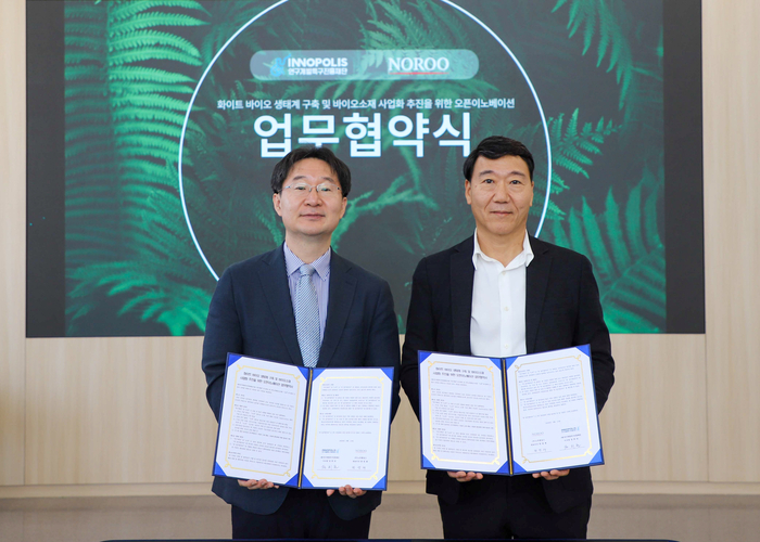 15일 열린 업무협약식에서 정희권 연구개발특구진흥재단 이사장(왼쪽)과 김용성 노루홀딩스 사장이 협약서 서명 후 기념촬영을 했다. (특구재단 제공)