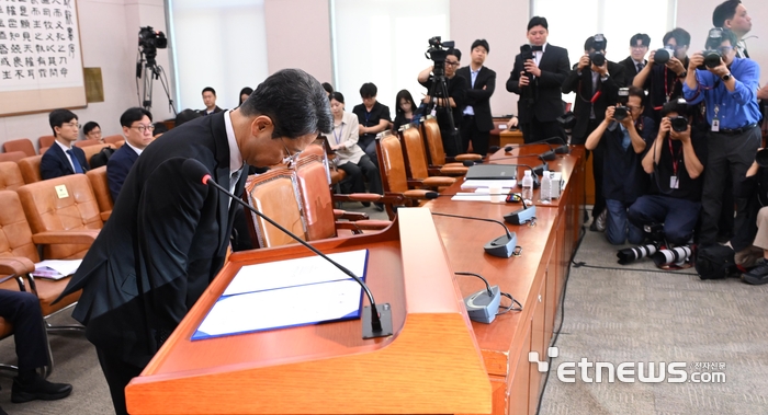 [포토] 고개숙여 인사하는 김승원 후보자
