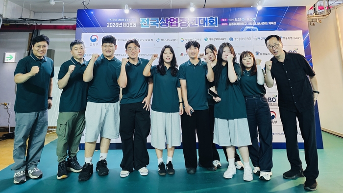 서울관광고 학생들이 지난 8월 광주여대에서 열린 제16회 전국상업경진대회에서 우수한 성적을 거둔 뒤 지도한 선생들과 함께 파이팅을 외치고 있다. 〈서울관광고 제공〉