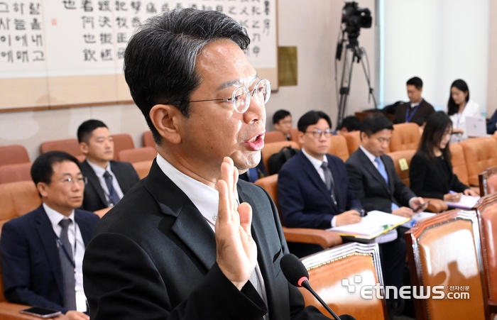 [포토] 선서하는 김승원 법무장관 후보자