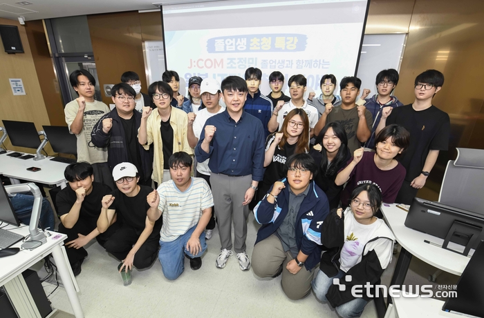 조정민 씨(가운데)가 특강을 마친뒤 후배들과 기념촬영하고 있다.