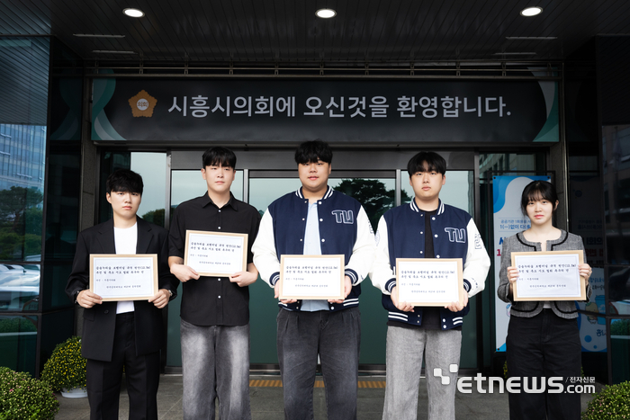 한국공학대 총학생회가 14일 시흥시의회를 방문해 김선옥 의장과 면담하고 터널 규모 축소 논의에 반대하는 성명서를 전달했다. 한국공학대 총학생회 제공.