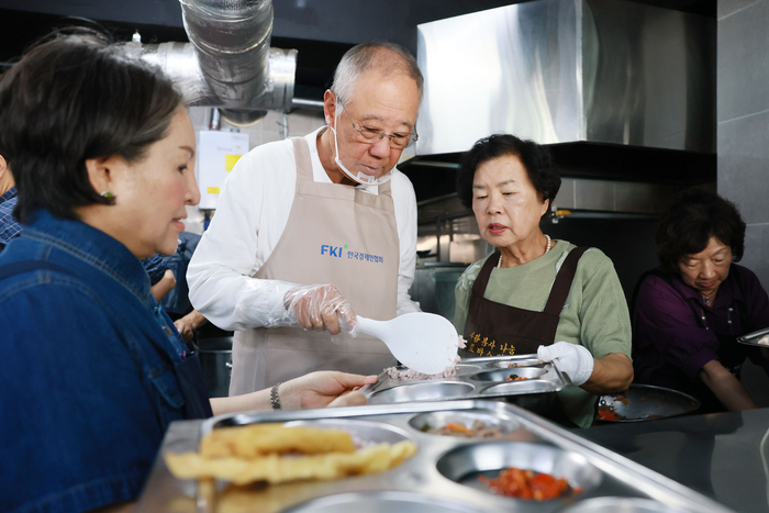 류진 한국경제인협회 회장이 15일 영등포에 있는 무료급식소 '토마스의 집'을 찾아 배식 봉사활동을 하고 있다.