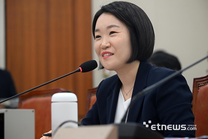 [포토] 답변하는 이소영 후보자