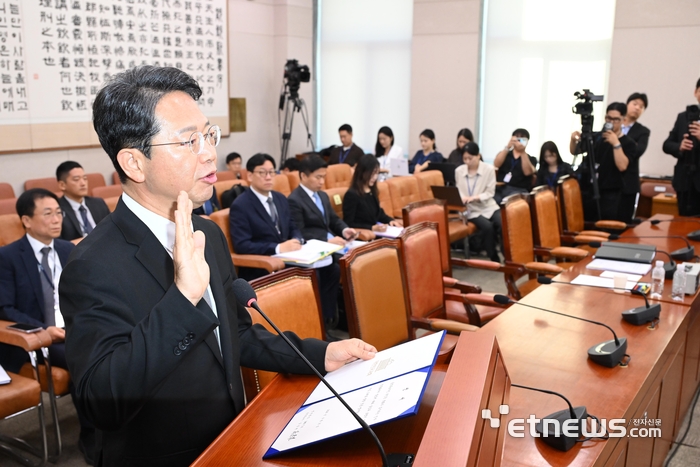 김승원 법무부 장관 후보자가 15일 서울 여의도 국회 법제사법위원회에서 열린 인사청문회에서 선서를 하고 있다. 이동근기자 foto@etnews.com