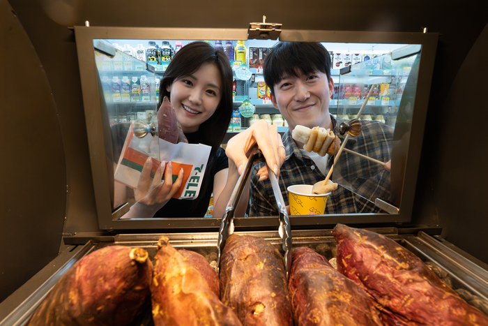 코리아세븐이 운영하는 편의점 세븐일레븐은 겨울철 대표 간식인 군고구마와 어묵을 본격 판매한다고 15일 밝혔다.