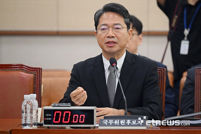 김승원 법무부 장관 후보자가 15일 서울 여의도 국회 법제사법위원회에서 열린 인사청문회에서 의원 질의에 답하고 있다. 이동근기자 foto@etnews.com
