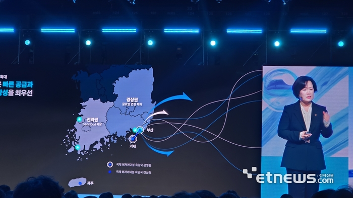 kt cloud는 15일 서울 강남구 그랜드 인터컨티넨탈 서울 파르나스에서 'kt cloud 서밋 2026'을 열고 이런 클라우드 전략과 AIDC 공급 로드맵을 공개했다.