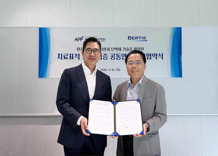 10일 경기 과천시 베르티스 본사에서 열린 업무 협약식에서 한승만 베르티스 공동 대표(왼쪽)와 신명근 화순전남대학교병원 첨단정밀의료산업화지원센터장이 기념촬영을 하고 있다.