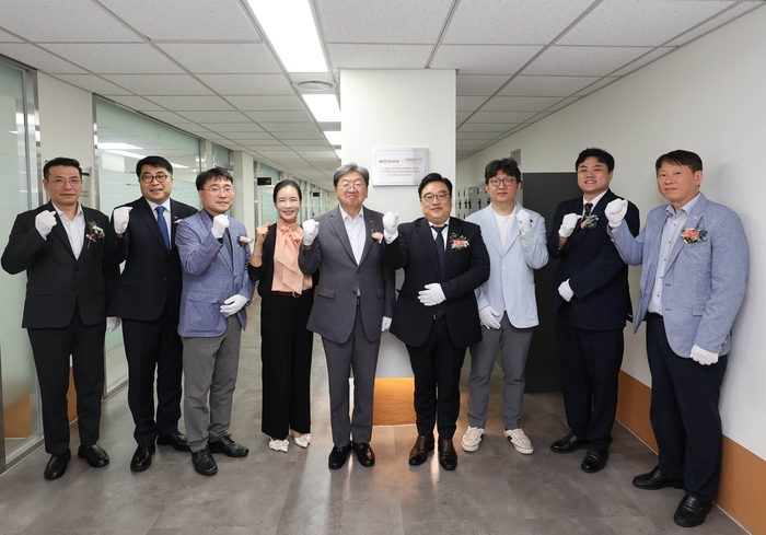 박수현 CFS 최고인사책임자(오른쪽 네 번째)와 이남식 재능대학교 총장(왼쪽 다섯 번째) 등 관계자들이 14일 재능대에서 열린 'CFS 산학협력 실습실' 현판식에서 기념촬영을 하고 있다.