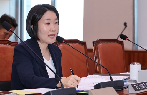 이소영 중소벤처기업부 장관 후보자가 15일 국회 산업통상자원중소벤처기업위원회에서 열린 인사청문회에서 의원들의 질문에 답하고 있다.