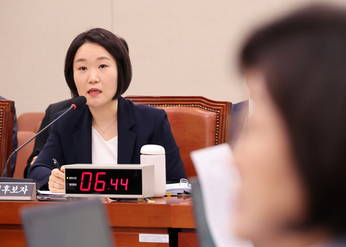 이소영 중소벤처기업부 장관 후보자가 15일 국회 산업통상자원중소벤처기업위원회에서 열린 인사청문회에서 의원들의 질문에 답하고 있다.